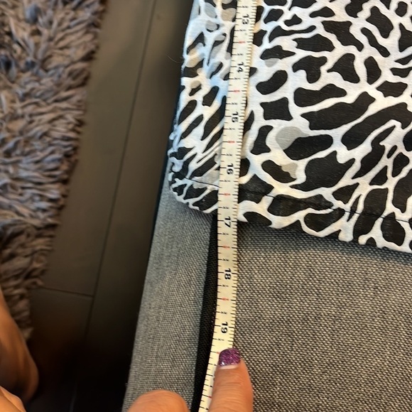 Animal print scrubs measures 21” armpit to armpit. Looks brand new - Picture 6 of 6